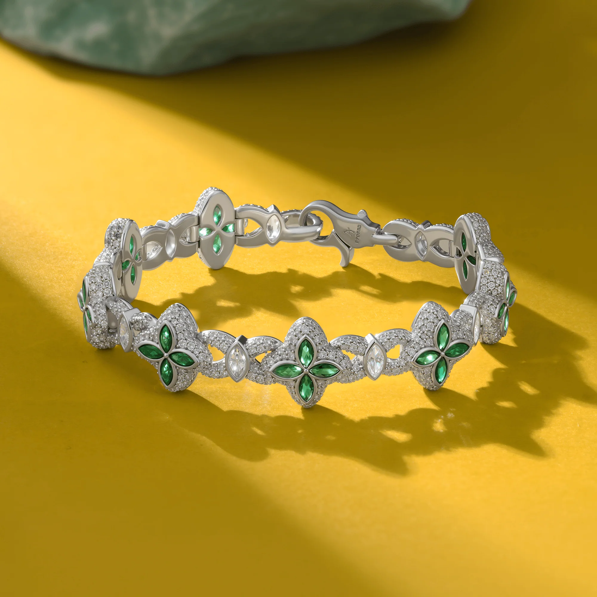 Luxury Clover-Link Bracelet Emerald Green Accents & Moissanite Detailing
